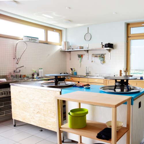 Pavillon Wohlen – Ort der Begegnung:  - Komplett ausgestattete Küche – mit Geschirr für 20 Personen